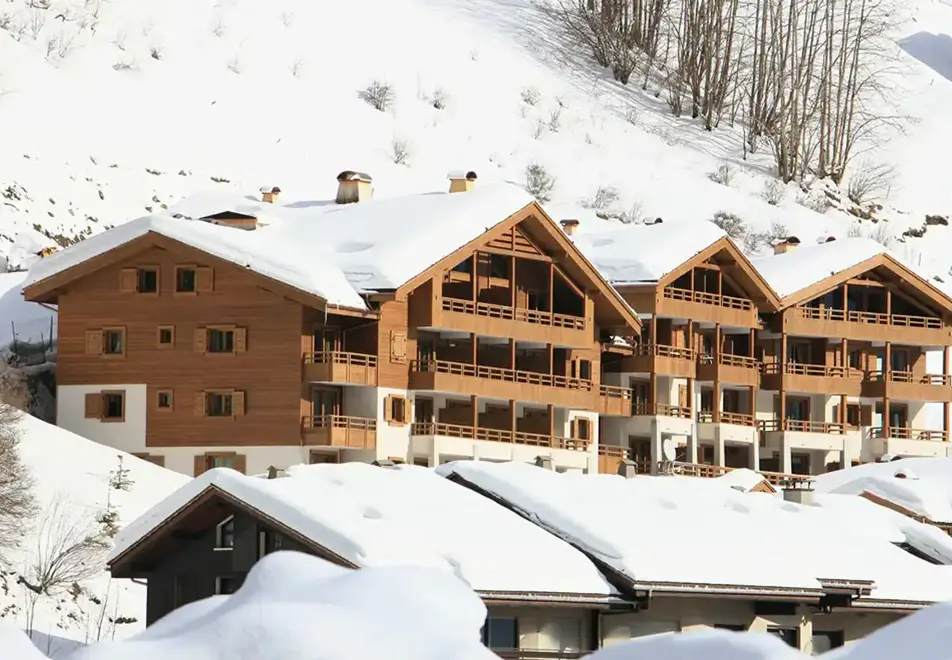Grandes Alpes, La Clusaz (self catered apartments) - Close to the ski lifts
