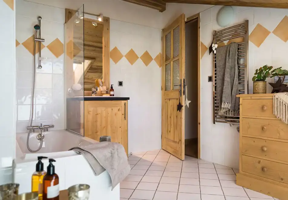 Le Village de Lessy, Le Grand Bornand (self catered apartments) - Bathroom
