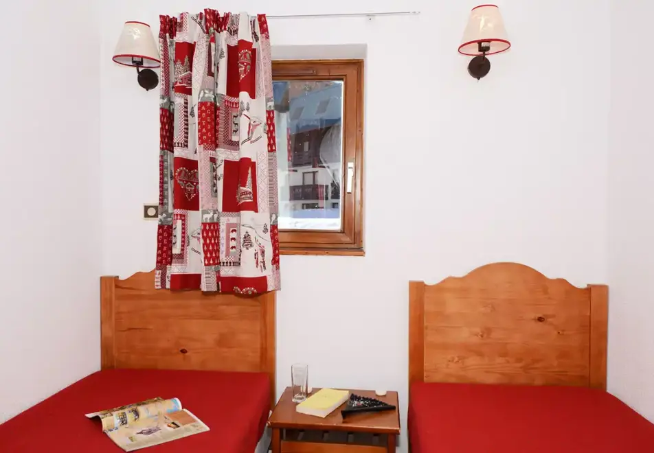 Ours Blanc, Les 2 Alpes (self catered apartment) - Twin bedroom
