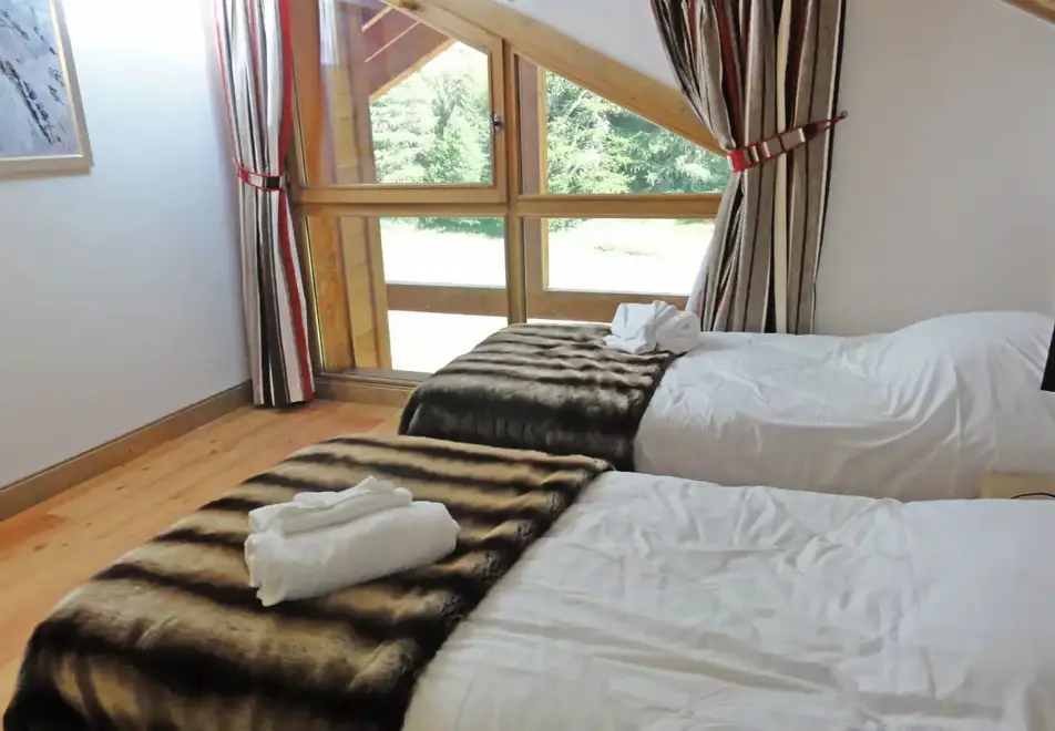 Les Chalets du Flambeau, Val Cenis (self catered apartments) - Twin Bedroom