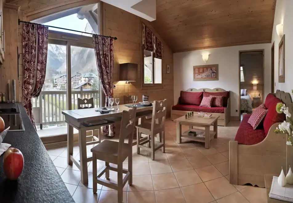 La Reine des Pres, Samoens (self catered apartments) - Typical apartment style