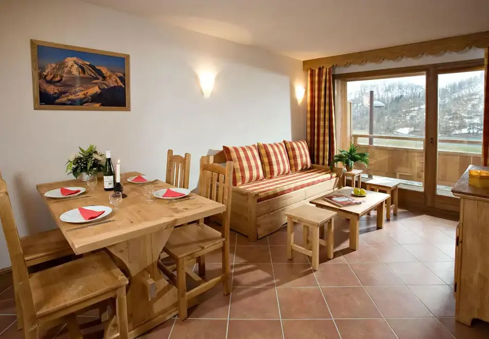 Hameau des Airelles, Montgenevre (self catered apartments) - Living/dining room