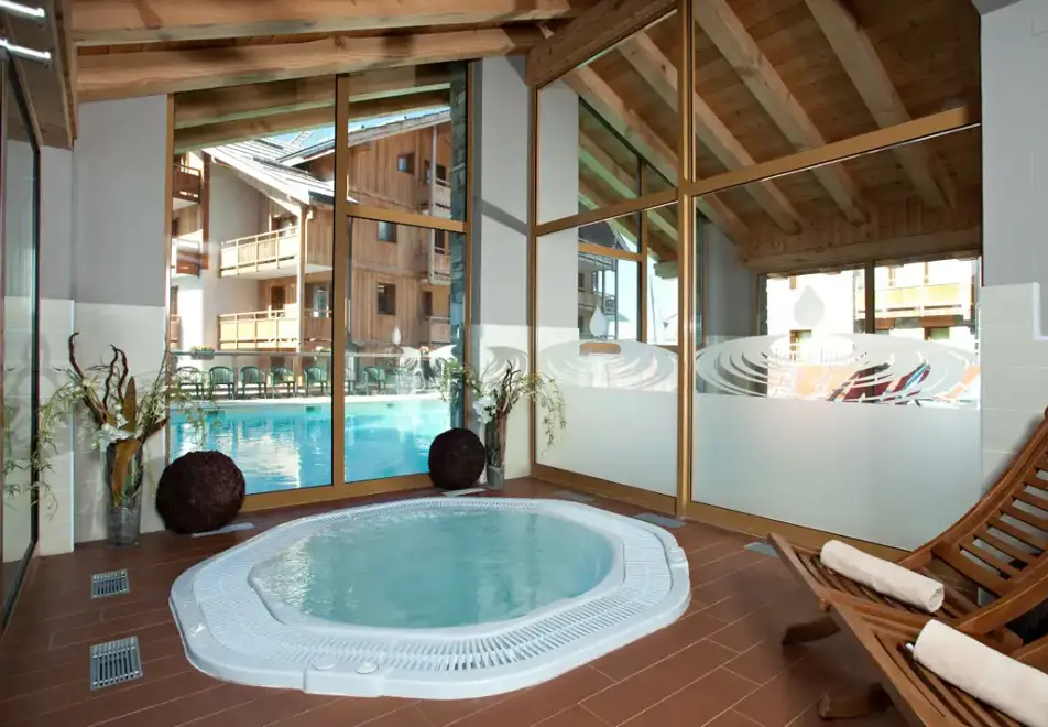Hameau des Airelles, Montgenevre (self catered apartments) - Jacuzzi