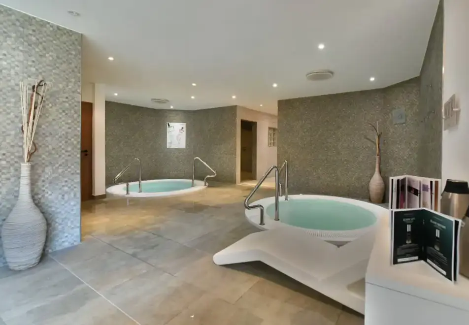 Hameau des Airelles, Montgenevre (self catered apartments) - Jacuzzis