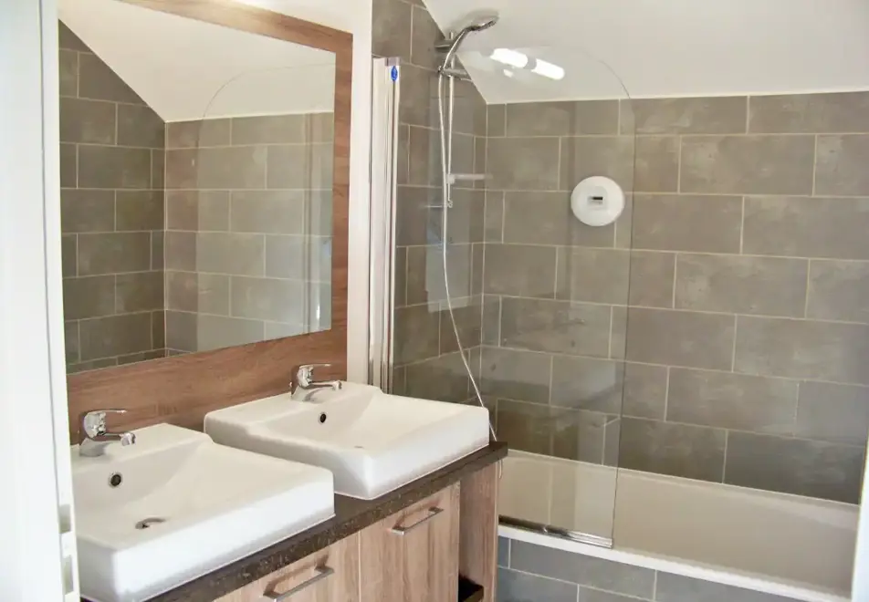 Aquisana, Serre Chevalier (self catered apartments) - Bathroom