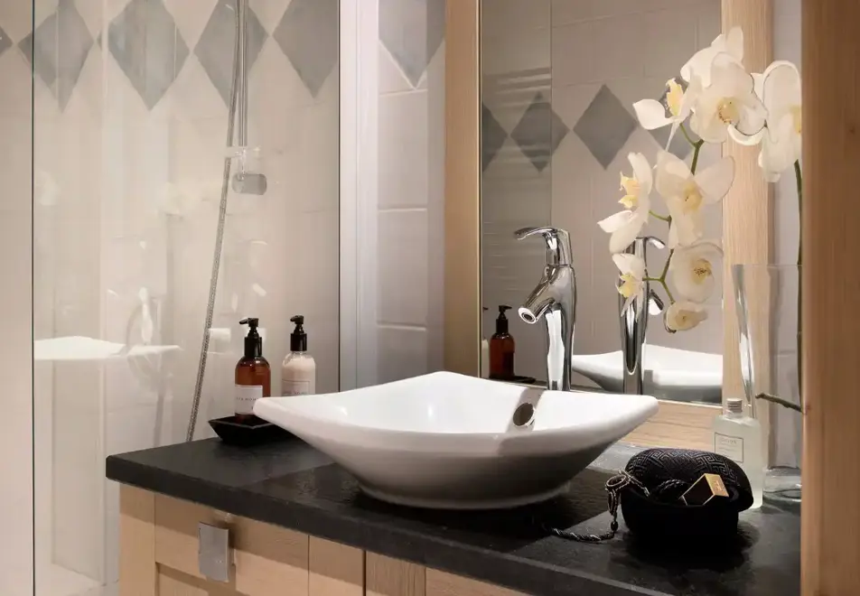 Chalet Les Marmottons, La Rosiere (self catered apartments) - Bathroom