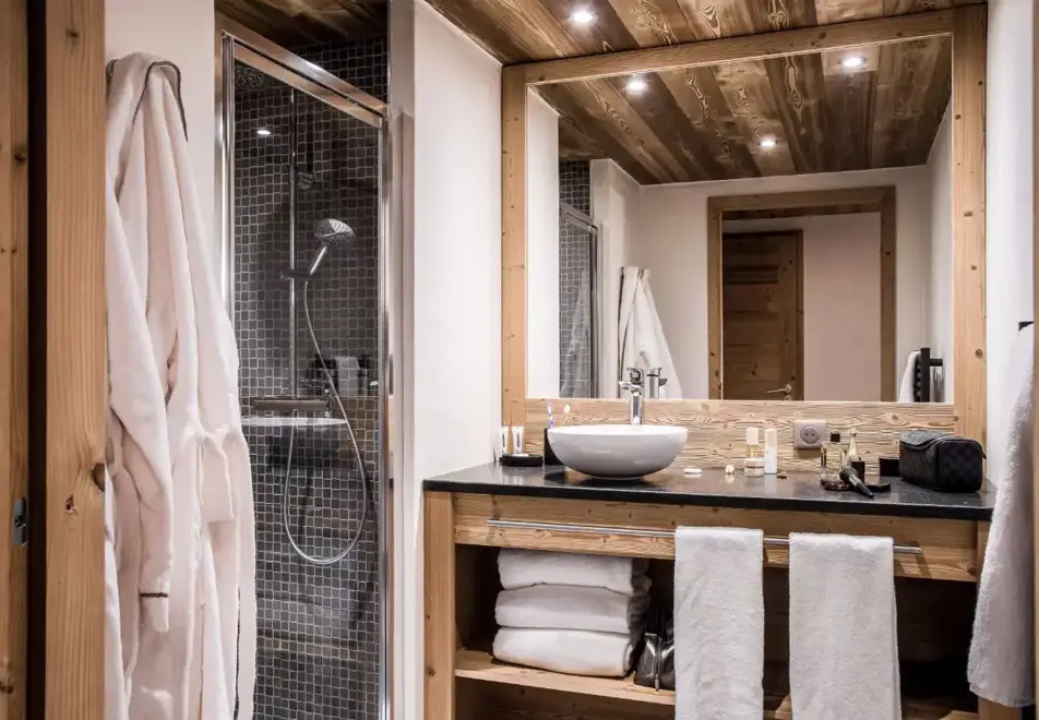 Les Cimes, La Clusaz (self catered apartments) - Shower Room