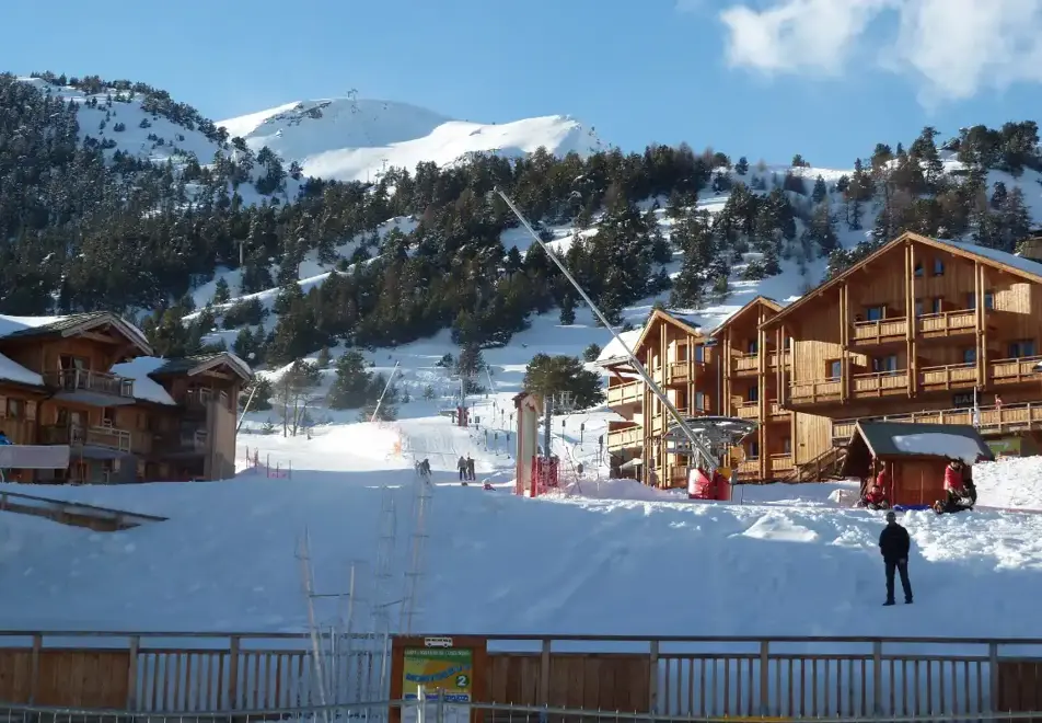 Chalet des Dolines, Montgenevre (self catered apartments) - Excellent Location