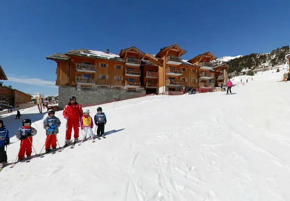Chalet des Dolines, Montgenevre (self catered apartments) - Easy access to slopes