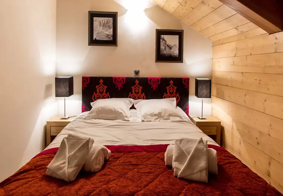 Le Napoleon, Montgenevre (self catered apartments) - Double Bedroom