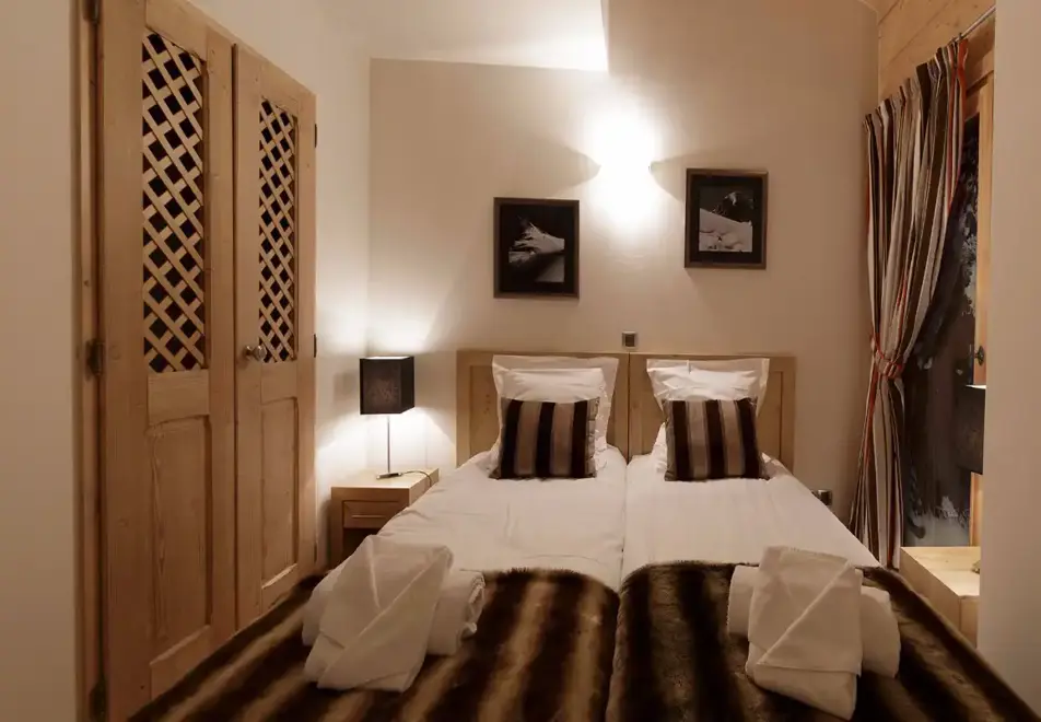 Le Napoleon, Montgenevre (self catered apartments) - Twin Bedroom