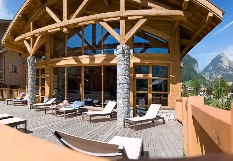 La Reine des Pres, Samoens (self catered apartments) - Sun terrace