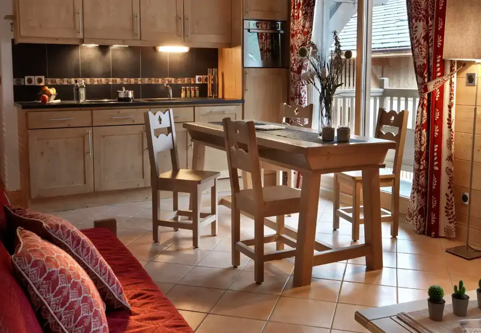 La Reine des Pres, Samoens (self catered apartments) - Typical apartment style