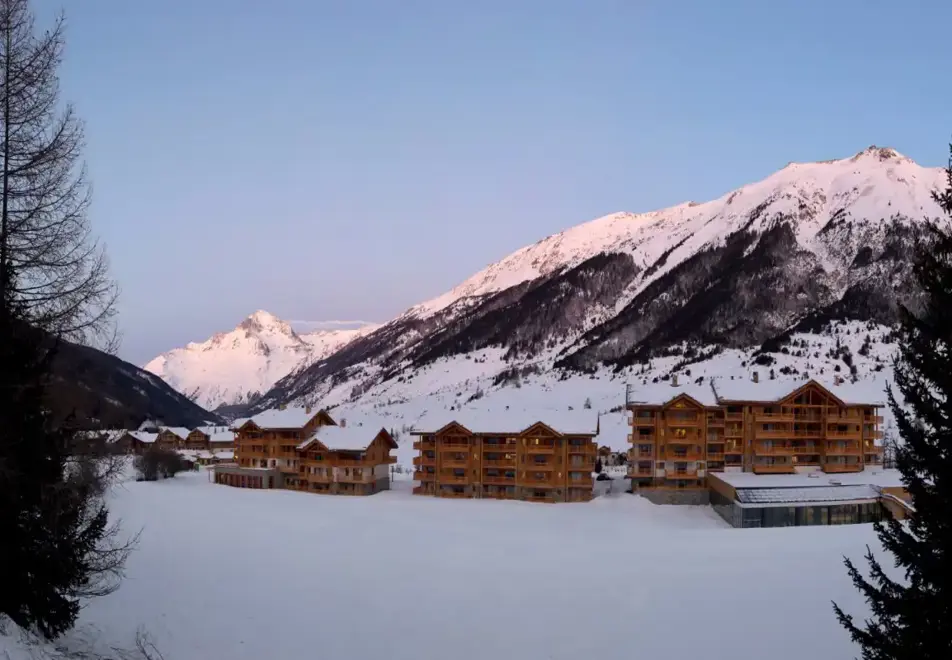 Les Chalets du Flambeau, Val Cenis (self catered apartments) - Stunning Scenery