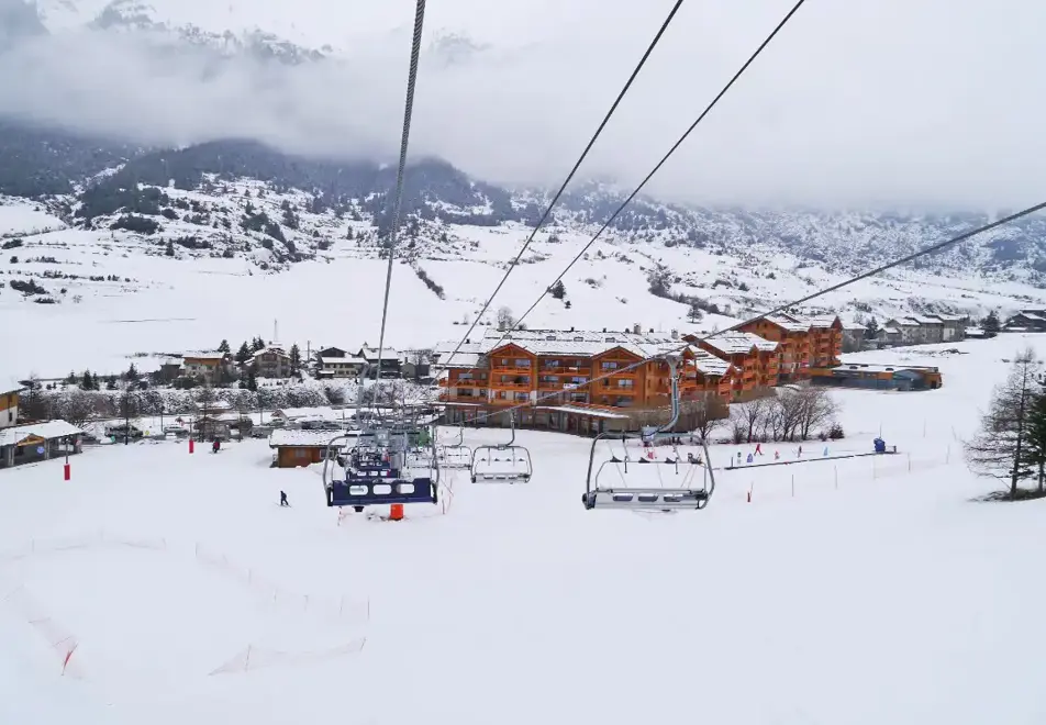 Les Chalets du Flambeau, Val Cenis (self catered apartments) - Excellent Location