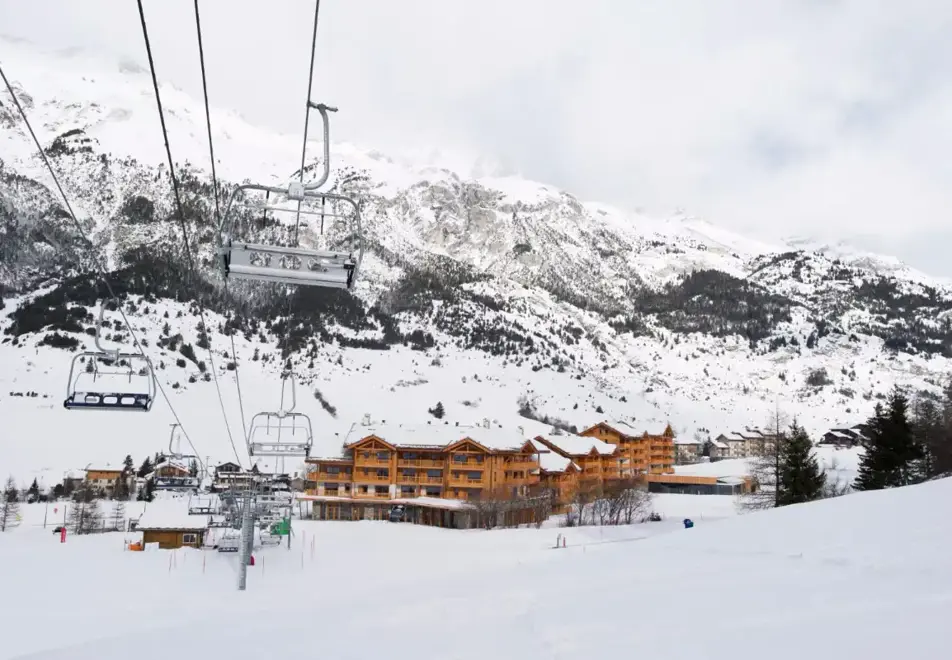 Les Chalets du Flambeau, Val Cenis (self catered apartments) - Right by the lifts