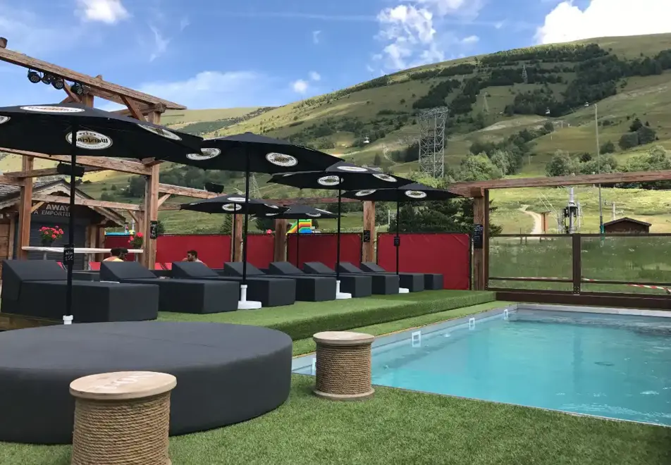 Cote Brune, Les 2 Alpes (hotel) - Terrace with mini pool