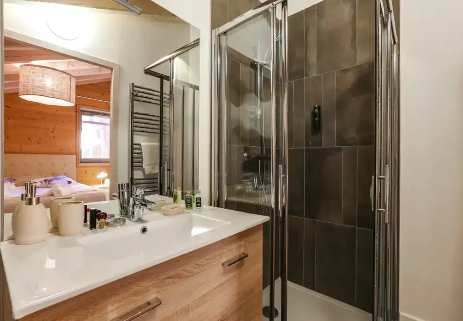 Hameau de Barthelemy, La Rosiere (self catered apartments) - Bathroom