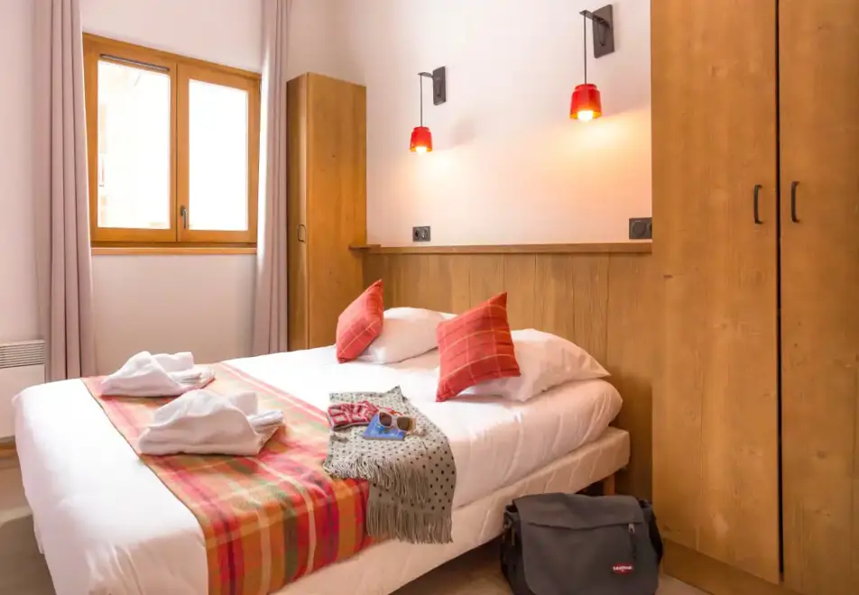 Le Cle des Cimes, Areches Beaufort (self catered apartments) (©MReyboz) - Double bedroom