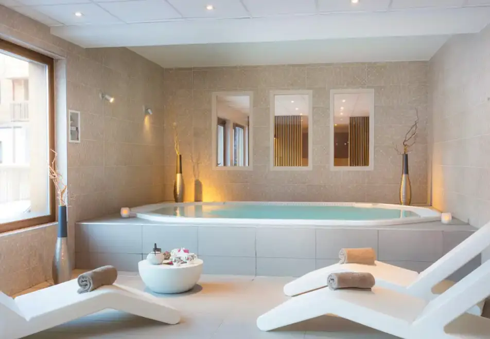 Le Cle des Cimes, Areches Beaufort (self catered apartments) (©MReyboz) - Hot tub
