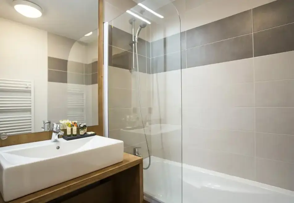 Le Cle des Cimes, Areches Beaufort (self catered apartments) - Bathroom