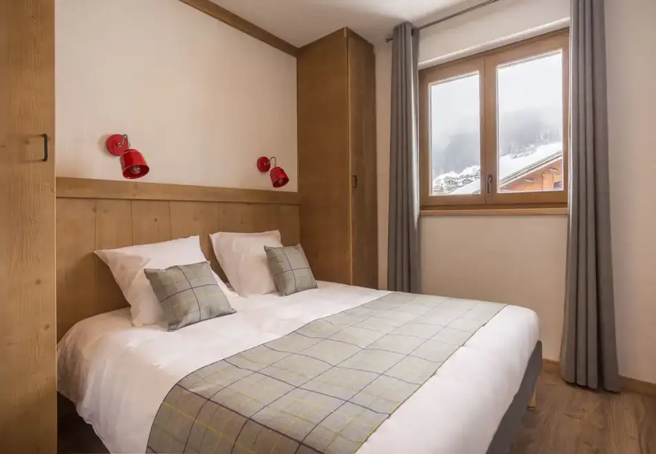 Le Cle des Cimes, Areches Beaufort (self catered apartments) (©MReyboz) - Double bedroom