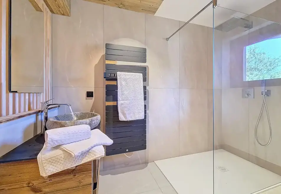 4 bedroom apartment in Saint Martin de Belleville (self catered) - Shower room