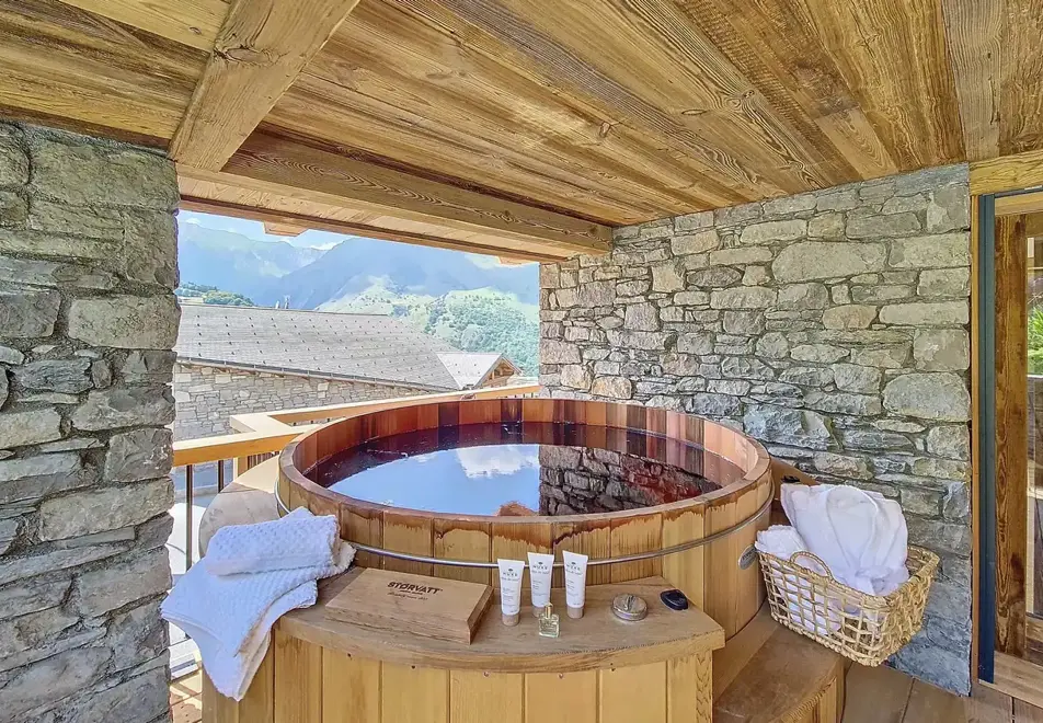 4 bedroom apartment in Saint Martin de Belleville (self catered) - Outdoor hot tub